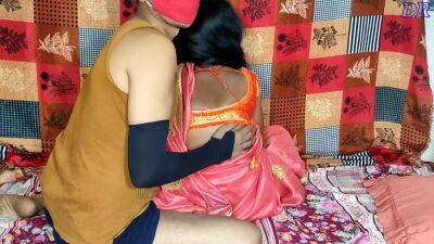 Desi India - Desi Indian Bhabhi Pink Saree Me Kya Khoobsurat Lag Rahi Hai - hotmovs.com - India