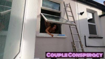 Window Cleaner Gets Lucky With - upornia.com - Britain