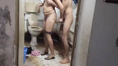 Saali Ki Gand Mari Jiju Ne Chup Chup Ke Bathroom Me Jake - hclips