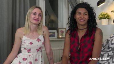 Lesbische Amateurmadels haben Sexy-Spa miteinander - Blonde and ebony in interracial lesbian sex - xtits.com - Germany